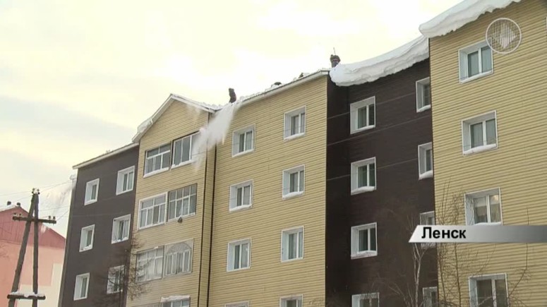 В Ленске очищают крыши домов от снега