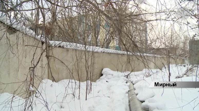Автобазу Мирнинского ГОК заливает канализационными стоками из соседнего общежития