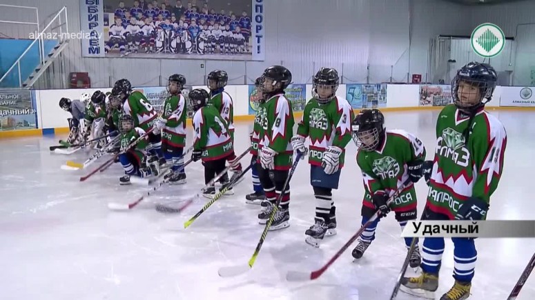 В Удачном в честь юбилея города прошел турнир по хоккею среди детских команд