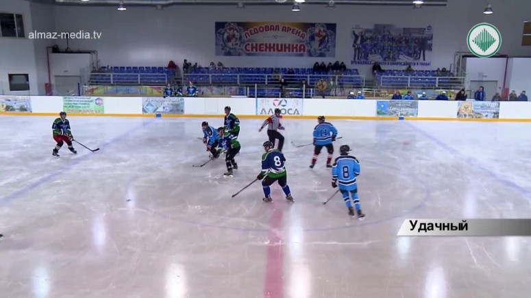 В Удачном стартовало первенство по хоккею с шайбой среди трудовых коллективов