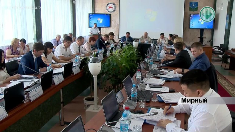 Депутаты Мирнинского районного Совета рассмотрели на сессии более 30 вопросов