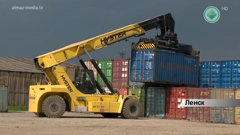 В Ленском отделении УМТС АК «АЛРОСА» осваивают новый контейнерный перегружатель