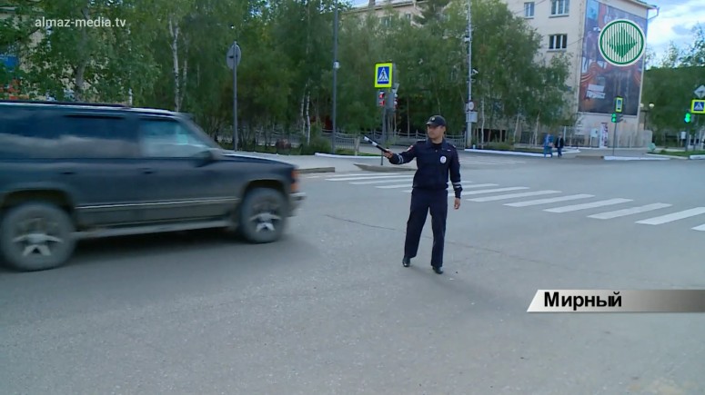 Мирнинские инспекторы ГИБДД с городскими властями провели акцию «Не садись пьяным за руль»