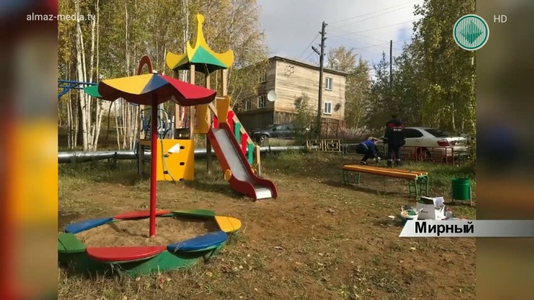 Молодые специалисты ЗЭС «Якутскэнерго» отремонтировали детскую площадку