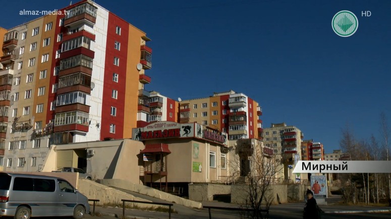 В Мирном началась масштабная работа по реконструкции фасадов многоэтажных домов