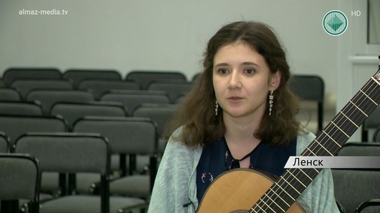 Молодой педагог в Ленской школе искусств обучает юных гитаристов