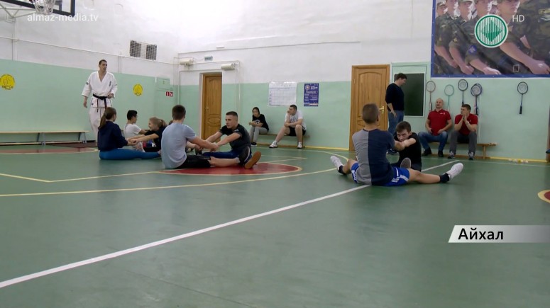Урок физкультуры в Айхале провели чемпионы по боевым искусствам