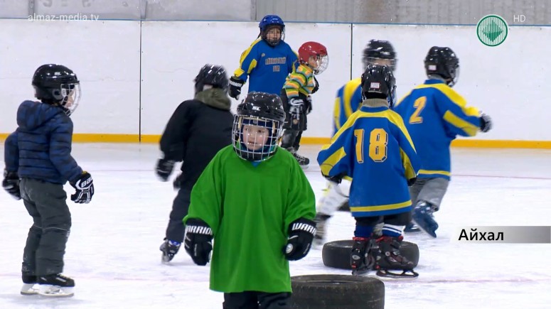 Детский хоккей в Айхале набирает популярность. Причина - новый тренер
