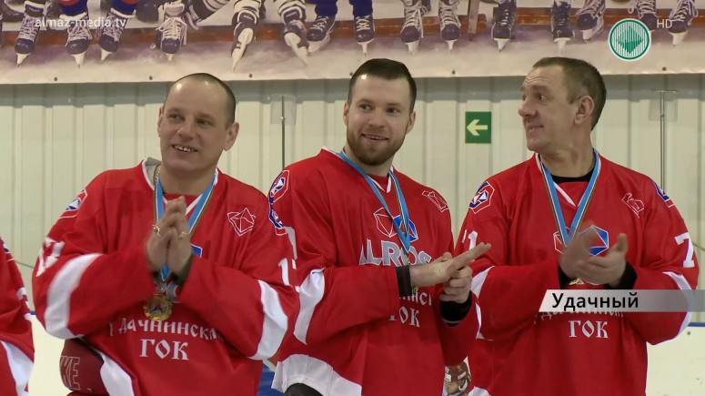 В Удачном выявили лучшие хоккейные команды Мирнинского района