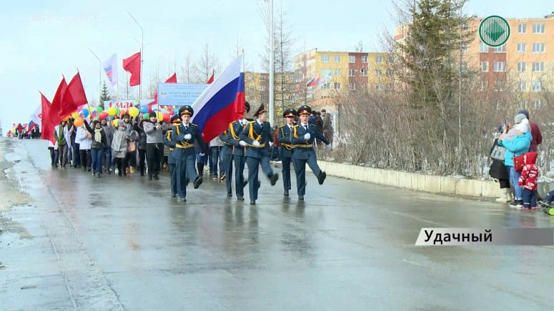 Праздничное шествие трудовых коллективов в Удачном