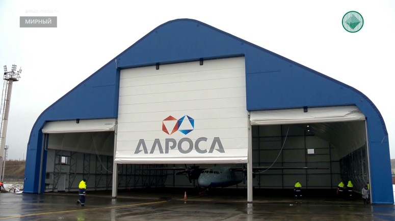 В Мирнинском аэропорту введён в строй ангар для обслуживания самолётов.