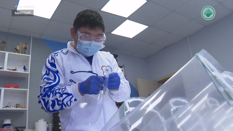Мирнинские педагоги изготовили 80 пластиковых масок для медиков
