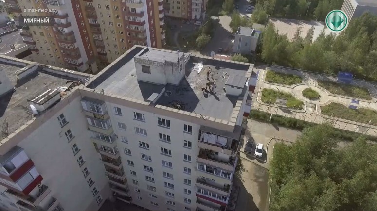 В Мирном жители многоэтажки шестой год борются с протечкой крыши