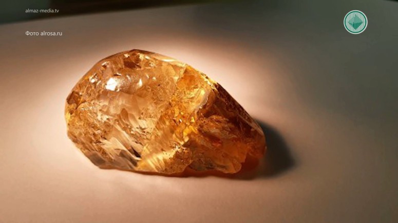 В России добыли самый крупный цветной алмаз
