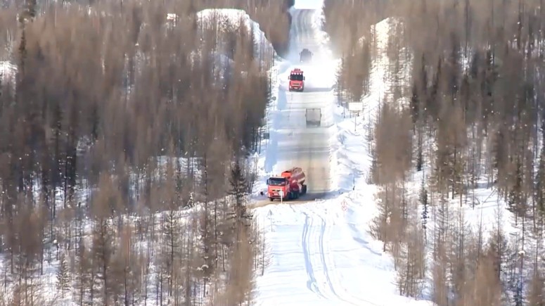 Как обслуживают автозимники в Западной Якутии?