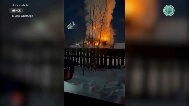 В Ленске сгорел частный жилой дом и гараж