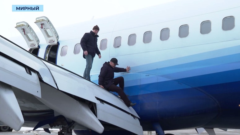 Сотрудники МАП и авиакомпании АЛРОСА провели учения по эвакуации пассажиров из самолёта